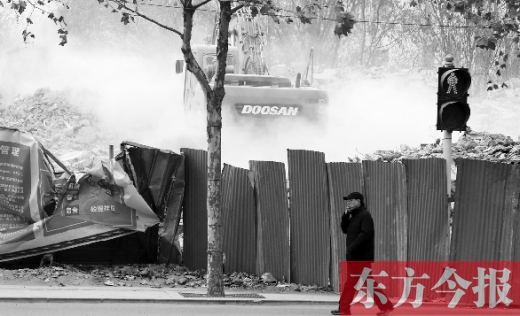昨日，鄭州市未來路與緯四路交叉口一工地施工不除塵，加重了空氣污染