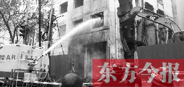 昨天早上8點半，鄭州市農(nóng)業(yè)路一拆遷工地，用兩臺噴水車噴水除塵，有效地阻止了施工揚塵