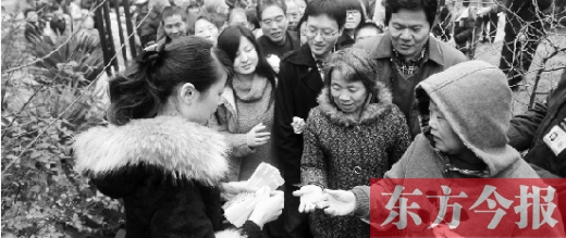 12月8日，鄭州市民排隊(duì)領(lǐng)取地鐵試乘劵。
