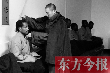 少林功夫講究禪武合一，坐禪當(dāng)然少不了,別看就是坐坐，姿勢都要師傅教