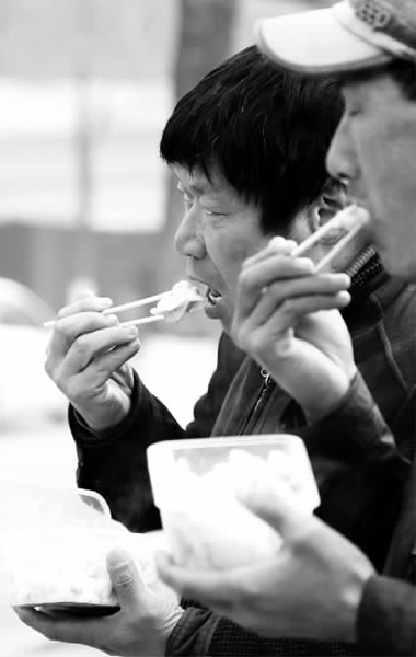 昨天，幾十名網(wǎng)友響應(yīng)王孝力的號召，送餃子給鄭州市南陽路立交橋下的務(wù)工人員