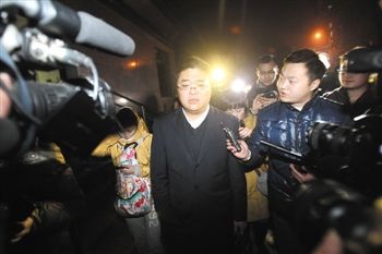 1月15日，重慶，庭審結(jié)束，張貴英的辯護(hù)律師接受媒體采訪。