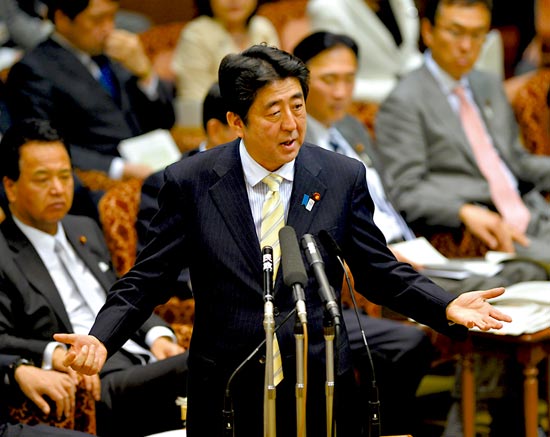 23日，安倍在參議院預(yù)算委員會發(fā)表講話。