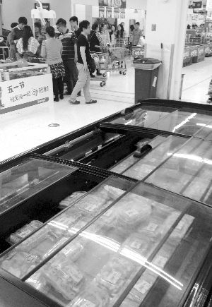 新街口某超市羊肉卷柜臺(tái)無(wú)人問(wèn)津。