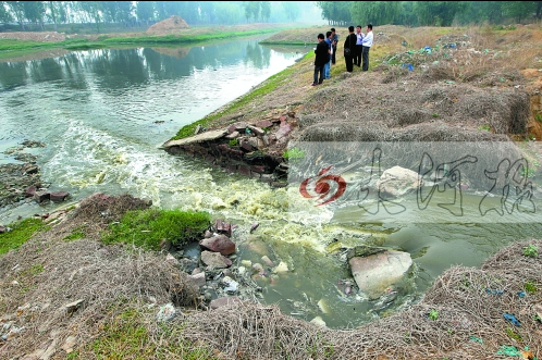 馬頭崗污水處理廠一處溢流口排放污水，異味明顯。
