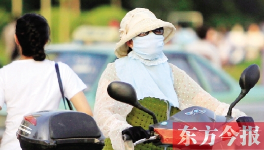 　昨日，鄭州街頭，一些女士全副“捂”裝，只為防暑防曬