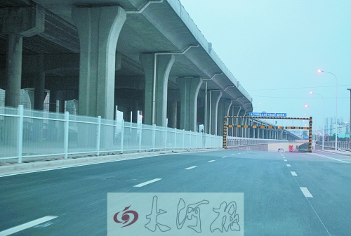 下穿隧道限高3米，不影響公交車(chē)通行。