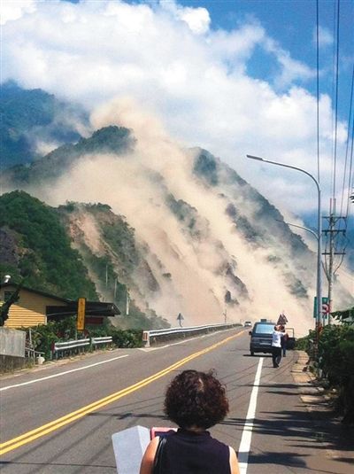 地震造成大面積山崩。網(wǎng)絡(luò)截圖