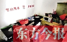 廁所進(jìn)門(mén)中廳，擺放著灶臺(tái)、餐桌、床鋪等，乍一看像個(gè)客廳