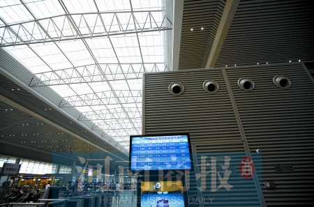 　鄭州東站三樓候車(chē)大廳，雖然空調(diào)處有涼風(fēng)吹出，但陽(yáng)光通過(guò)頂棚照進(jìn)，導(dǎo)致整個(gè)大廳的空調(diào)制冷效果不明顯