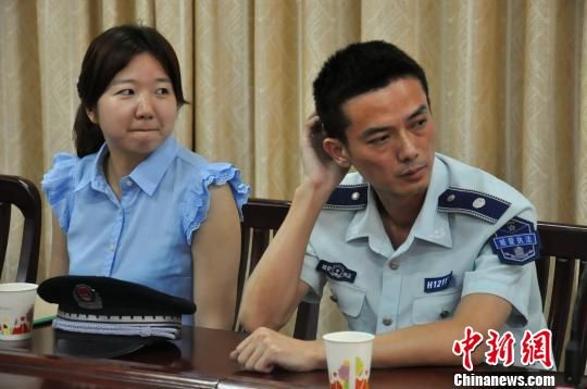 圖為參與“體驗(yàn)式執(zhí)法”的兩名城管隊(duì)員?！埱邸z