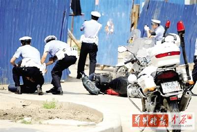 　一名歹徒被抓獲，另一名歹徒持槍劫持了一名門衛(wèi)。