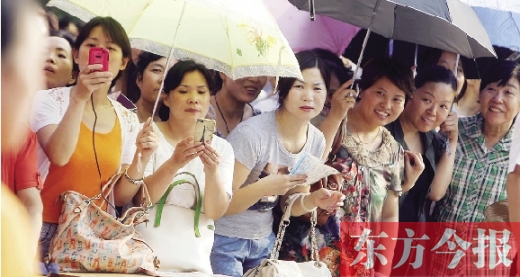 7月6日，鄭州市文化路省實(shí)驗(yàn)中學(xué)小升初測(cè)評(píng)點(diǎn)，家長們聚集在一起，焦急地等待自己的孩子走出考場(chǎng) 劉棟杰