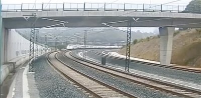 時(shí)速190公里的列車通過一個(gè)限速80公里的急轉(zhuǎn)彎。