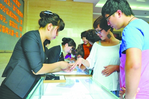在北上廣等一線城市，鉆戒價(jià)格與國際接軌，價(jià)格不高，引發(fā)市民搶購潮。