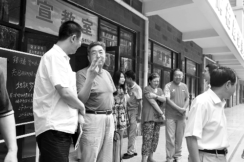 盧法舜（左二）伸出兩根手指，建議實行2元通票制。