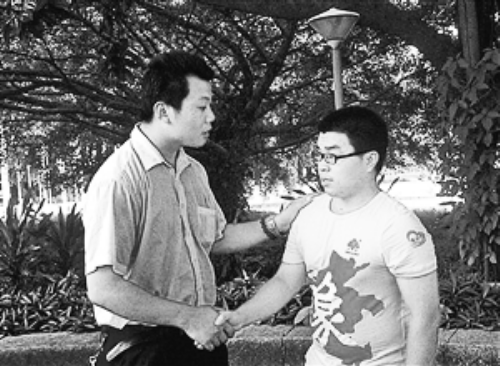 　王強(qiáng)（左）幫助的林富軍，今年考上了深圳大學(xué)。