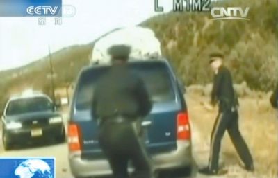 費(fèi)雷爾再次上車，警察拿警棍砸車窗。