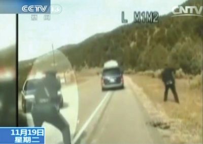 費(fèi)雷爾駕車逃走，警察連開(kāi)數(shù)槍。央視截圖