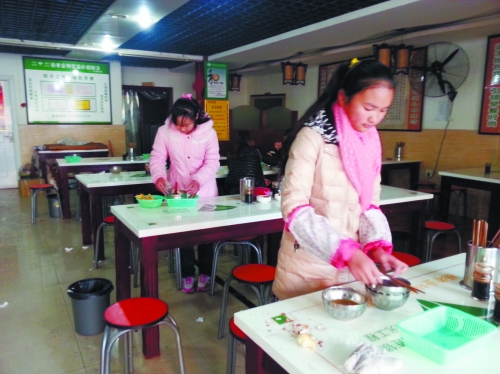 參加體驗的兩名學(xué)生成功“入職”后,開始收拾餐桌。