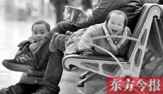 鄭州東站候車長椅上，哈哈，馬上回家過年有禮物收了