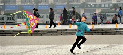 昨日，省會(huì)天氣晴好，春意盎然。上午，在綠城廣場(chǎng)，一個(gè)小女孩在快樂地放風(fēng)箏。