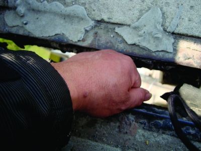 圖為大橋17號(hào)墩處橋面裂縫。梅建明 攝