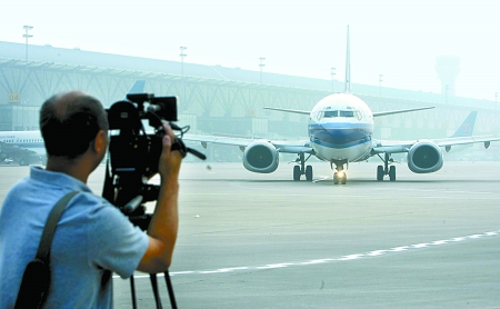 　8月28日，一架嶄新的波音737-800型飛機(jī)平穩(wěn)降落在鄭州新鄭國(guó)際機(jī)場(chǎng)。