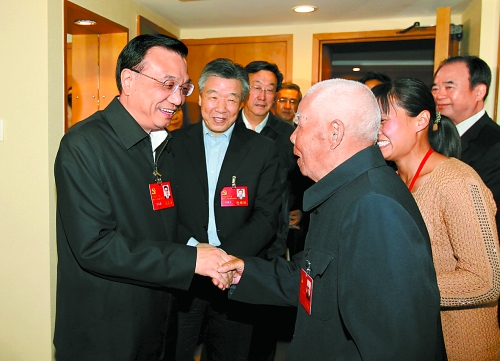11月5日下午，中共中央政治局常委、國務(wù)院副總理李克強親切看望了參加中國共產(chǎn)黨第十八次全國代表大會的