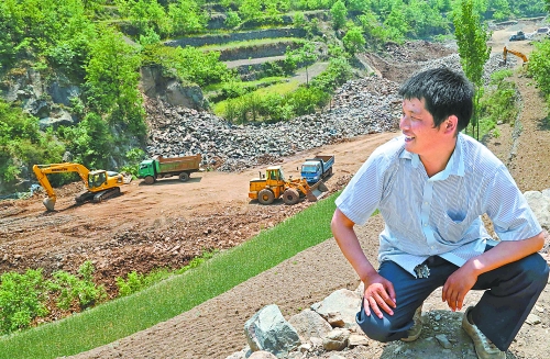　　5月5日，魯山縣趙村鄉(xiāng)關(guān)岈村青年時軍偉看著正在建設(shè)的兩座小型水庫開心地笑了。他1994年開始外出
