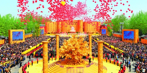 癸巳年黃帝故里拜祖大典于4月12日上午在新鄭舉行，來自海內(nèi)外的炎黃子孫，共同祭拜中華民族的人文始祖軒