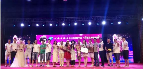 大賽總導(dǎo)演王軍嶺先生親臨現(xiàn)場(chǎng)，為報(bào)名點(diǎn)指導(dǎo)工作