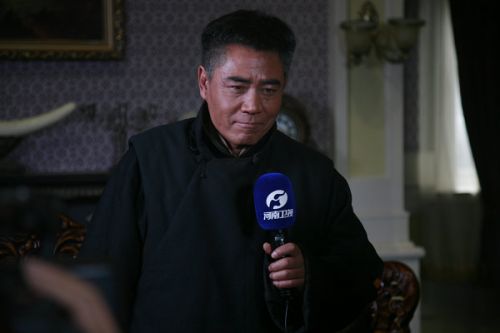 陳寶國接受河南衛(wèi)視專訪。