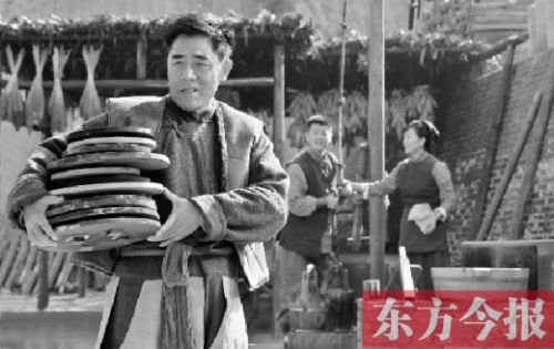陳寶國(guó)在《大河兒女》中飾演男一號(hào)、燒制鈞瓷的手藝人賀焰生