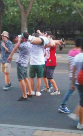 外籍男子當(dāng)街肩扛、腳踏醉漢