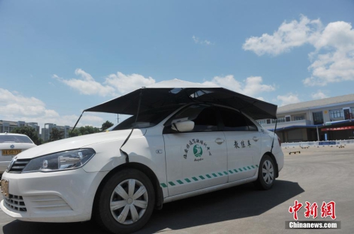 杭州一駕?，F(xiàn)遮陽新招 教練車車頂撐傘
