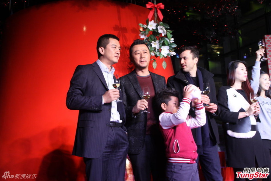 李亞鵬、郭濤父子相活動(dòng)
