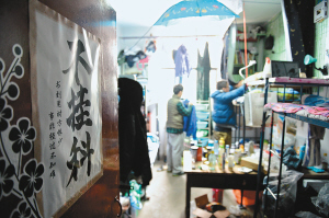 寢室門上的招貼表達了學生們的愿望，其實不逃課、少逃課才是不掛科的保證