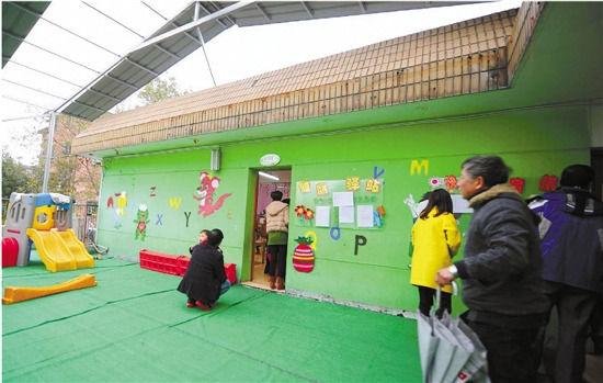 因?yàn)榕卵b修后的氣味影響孩子的健康，包括小葉在內(nèi)，很多家長(zhǎng)找到園方，要求換教室.