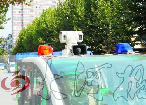 巡查車車頂裝有360度攝像頭,對路面違章停車行為抓拍取證。