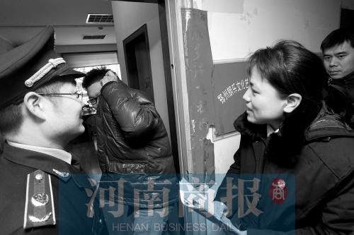 城管巡回法庭法官，到因違反城市管理的受罰當事單位送傳票