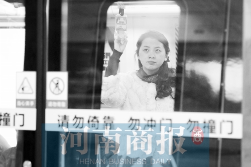 首個上班高峰，地鐵乘客以年輕的上班族為主