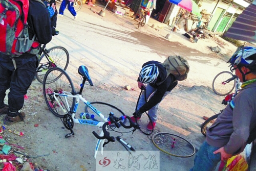 運(yùn)氣不好，十分鐘被扎了兩次胎，只能自己修車。