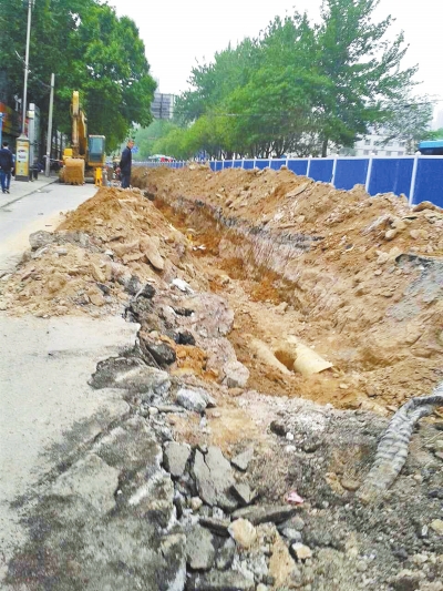 文化路大修改造工程，目前西半幅圍擋已基本鋪設(shè)到位。