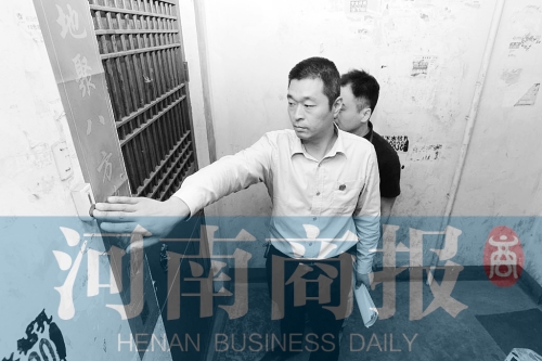 　來(lái)到馬某家，法官被拒之門外