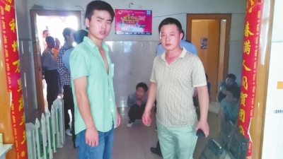 在吳文舉老師的幫助下，王強強（左）從傳銷窩點成功脫險。