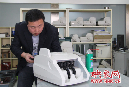 陸涌每天的工作就是和機(jī)器“談心”、發(fā)現(xiàn)故障、修好它們。