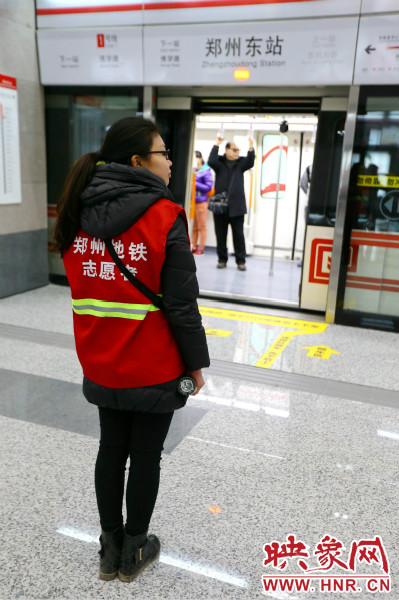 在前期的志愿工作中鄭州地鐵主要與市各大高校合作組建志愿者服務(wù)隊(duì)。