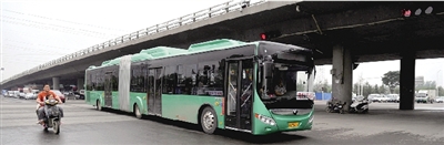 昨日上午，一輛B3快速公交測試車行駛在西三環(huán)的線路上。