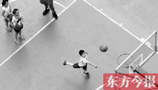 7月2日，河南工業(yè)大學(xué)籃球場內(nèi)，幾名孩子正在接受籃球訓(xùn)練